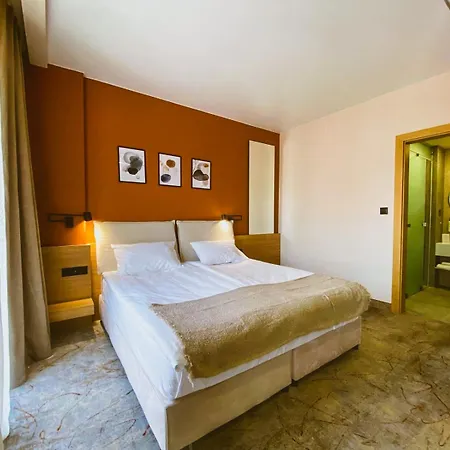 Hotel B1 Downtown 3*